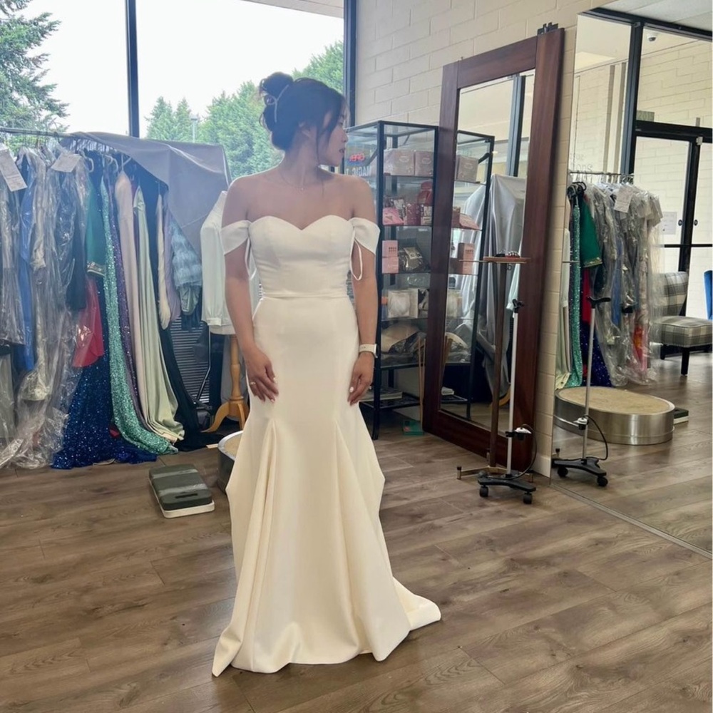 Wedding dress for sale with custom detachable sleeves